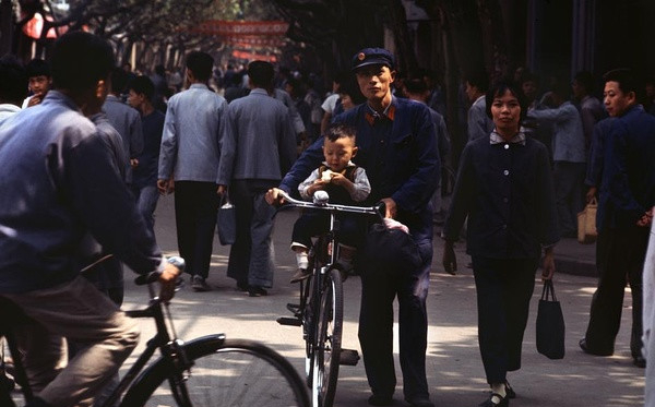 1974年中国历史老照片:工厂里面的黑板报,现在很多学校里面也有.