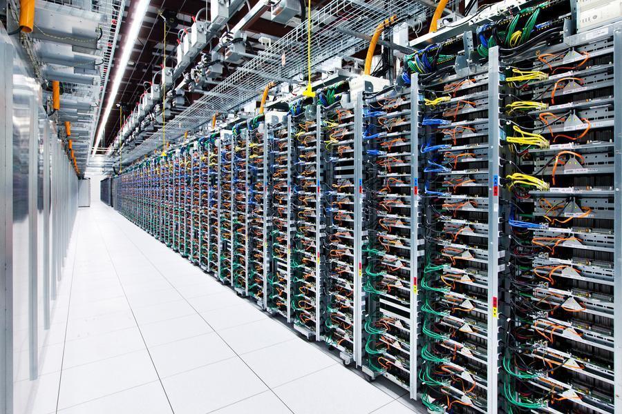 梅斯县数据中心服务器机架。俄克拉荷马州梅斯县数据中心，每台服务器由不同颜色的光缆与四台路由器连接。标记颜色是为了在设备故障时方便替换。