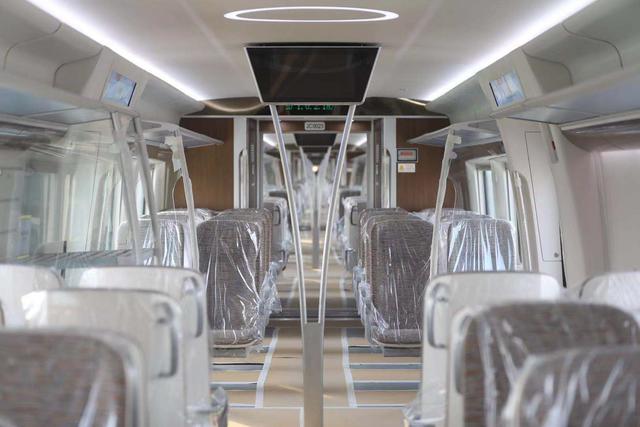 地铁也要自动驾驶，全国最快的轨道客车亮相北京